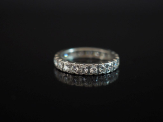Vente aux enchères Alliance américaine en platine, sertie de petits diamants.  TDD. 55 Po