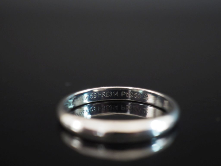 CARTIER Alliance en platine 950.  Signée.  Numérotée.  TDD. 59 Poids. 