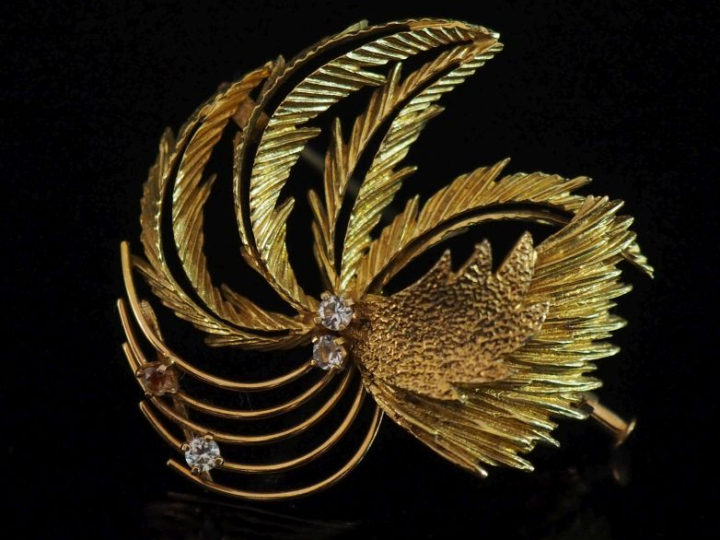 Broche en or jaune 750, en forme de branchage stylisé et sertie de pie
