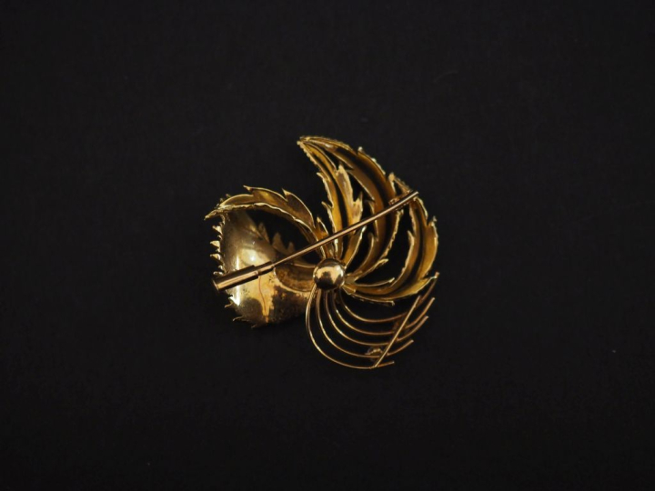 Broche en or jaune 750, en forme de branchage stylisé et sertie de pie