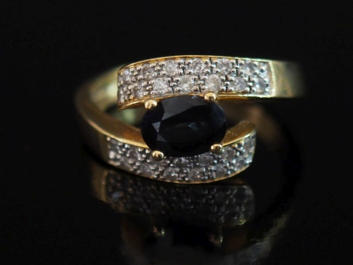 Bague de forme stylisée en or jaune 750, sertie en son centre d'un sap