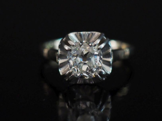 Vente aux enchères Bague de forme solitaire en platine et or blanc 750, sertie en son cen