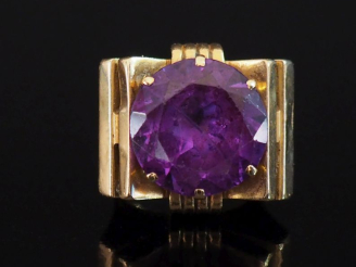 Vente aux enchères Importante bague tank de style 1940 en or jaune 750, sertie en son cen