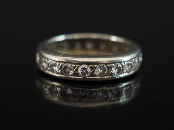 Alliance américaine en or blanc 750, sertie de petits diamants.  TDD. 