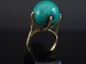 Vente aux enchères Bague en or jaune 750, sertie d'une boule de turquoise (?). TDD. 51 Po