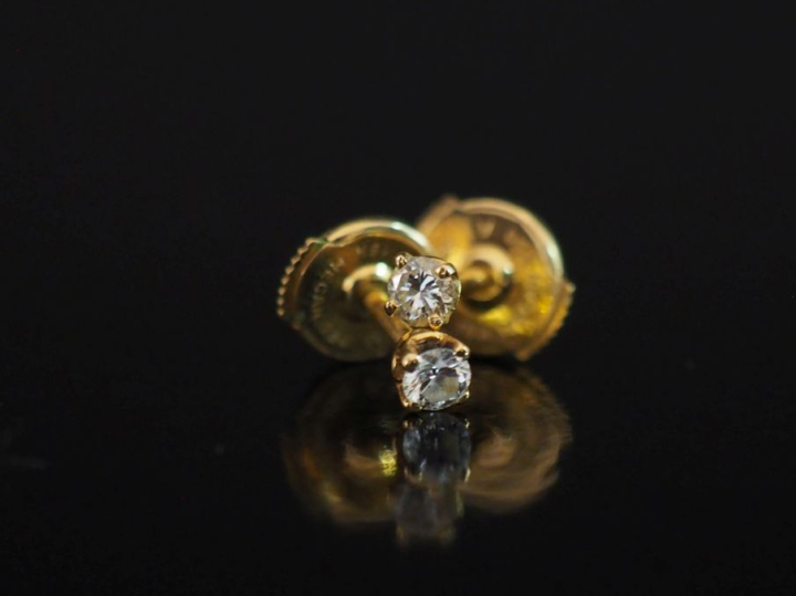 Paire de clous d'oreilles en or jaune 750, sertis en leur centre d'un 