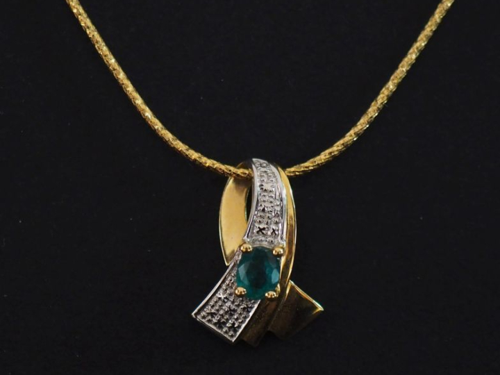 Collier en or jaune 750, maille ronde, agrémenté d'un pendentif de for