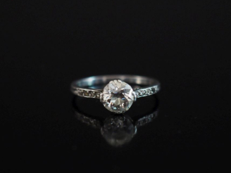 Vente aux enchères Bague de forme solitaire en or blanc 750, sertie en son centre d'un di