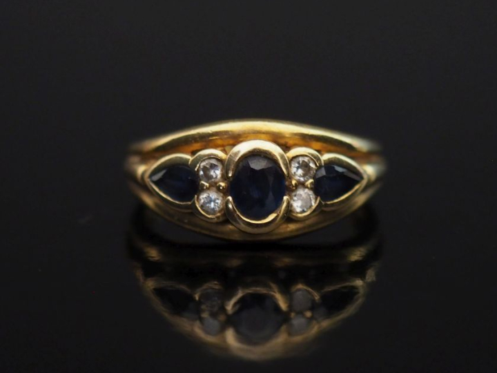 Jolie bague jonc en or jaune 750, sertie de trois saphirs dont deux en