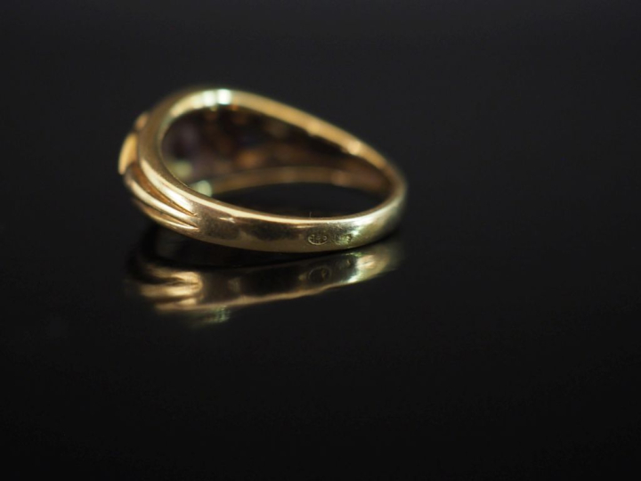 Jolie bague jonc en or jaune 750, sertie de trois saphirs dont deux en