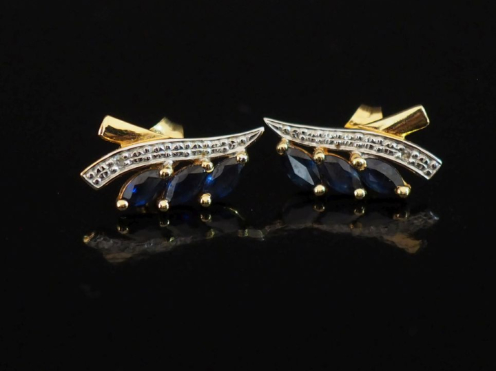 Paire de perces oreilles en or jaune 750, sertis d'un petit diamant et