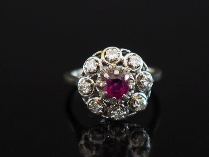 Bague ronde en or blanc 750, sertie en son centre d'une pierre rose en