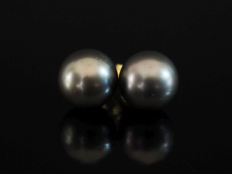 Vente aux enchères Paire de puces d'oreilles en or jaune 750, serties d'une perle grise. 