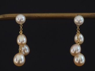 Vente aux enchères Paire de perces oreilles en or jaune 750, sertis d'une perle et de tro