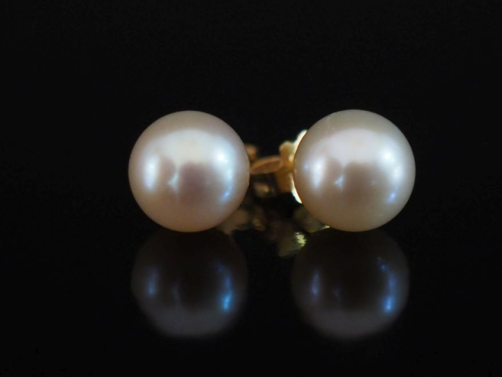 Paire de puces d'oreilles en or jaune 750, serties d'une perle blanche