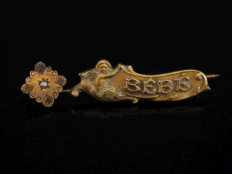 Vente aux enchères Ensemble comprenant :  - une petite broche en or jaune 750, à décor d'