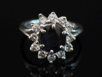 Vente aux enchères Bague de forme marguerite en or blanc 750, sertie en son centre d'un p