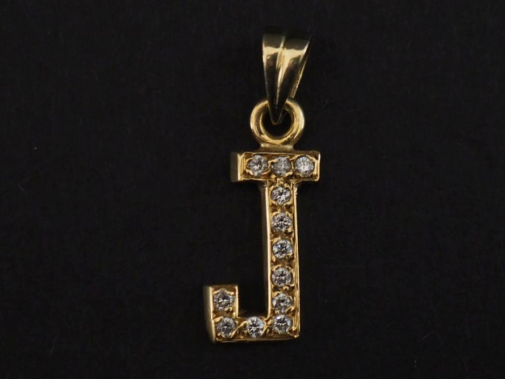 Pendentif en or jaune 750, en forme de "J" et serti de petits diamants
