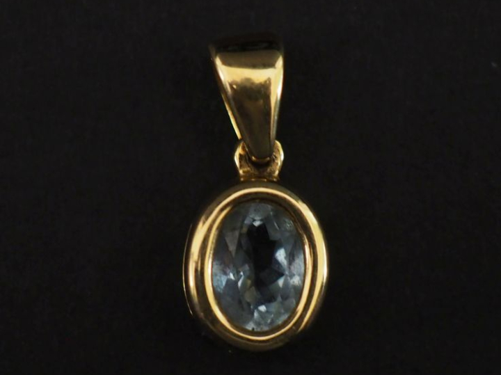 Pendentif de forme ovale en or jaune 750, serti en son centre d'une pi
