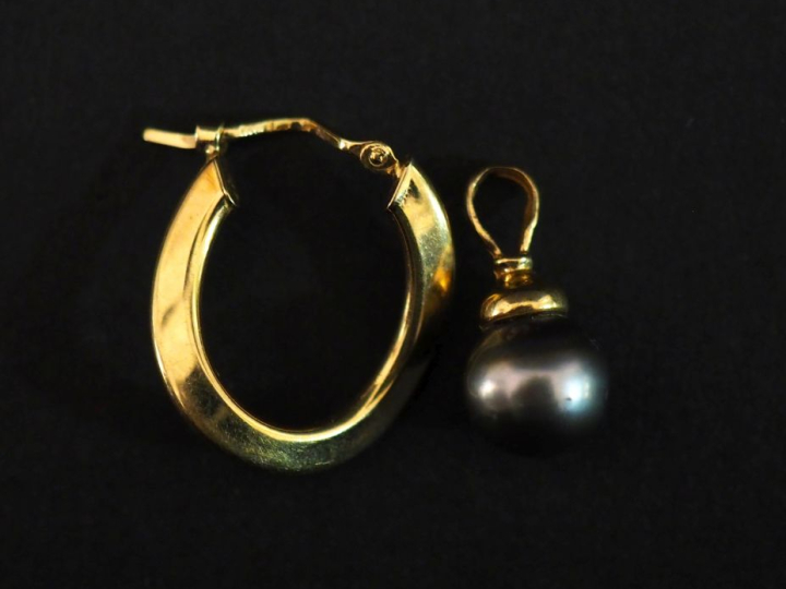 Ensemble comprenant :  - un pendentif en or jaune 750, serti d'une per