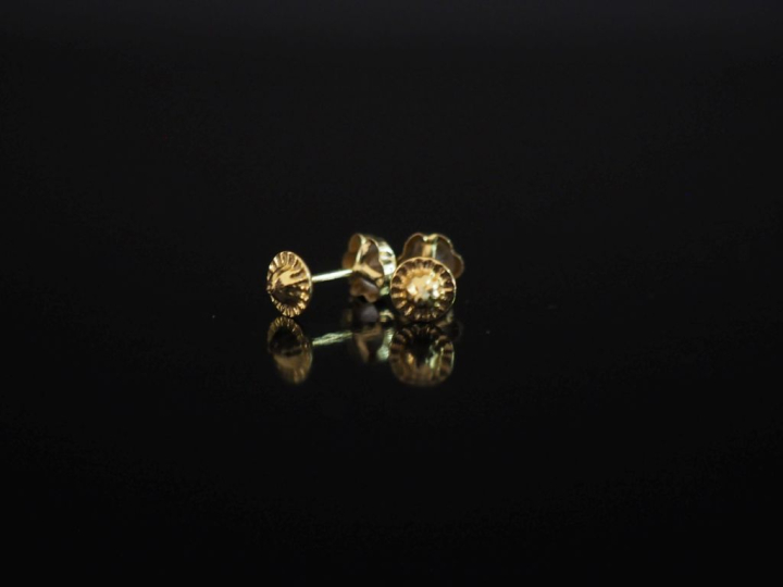 Paire de clous d'oreilles en or jaune 750, sertis d'une pierre à l'imi