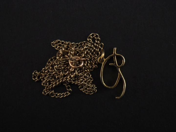 Ensemble comprenant :  - une chaine en or jaune 375, maille gourmette.