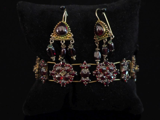 Vente aux enchères Ensemble comprenant :  - une paire de perces oreilles en argent, serti