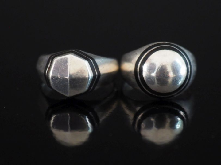 Ensemble comprenant :  - une petite bague dôme en argent et émail noir