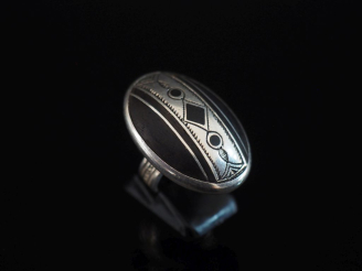 Vente aux enchères Bague de forme ovale de style Afrique du Nord en argent et bois, à déc