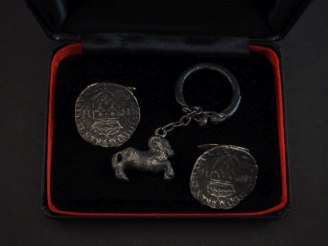 Vente aux enchères Paire de boutons de manchettes en argent, à décor d'imitations de pièc