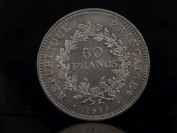 Une pièce de 50 Francs en argent, 1977.  Poids. 30,09 g   