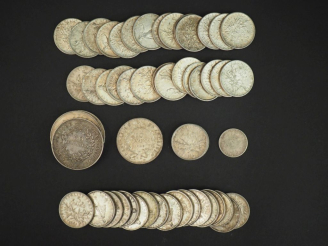 Vente aux enchères Ensemble comprenant :  - trois pièces de 50 Francs en argent1977 et 19