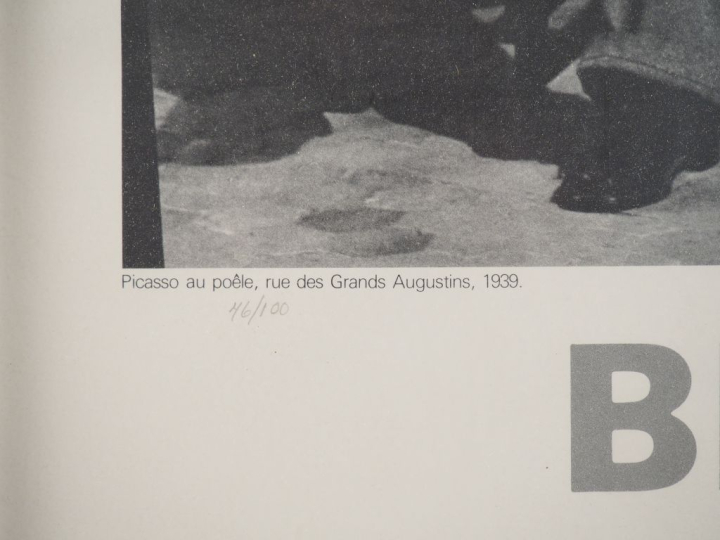 BRASSAÏ (1899-1984) Affiche " Picasso au poêle, rue des Grands Augusti