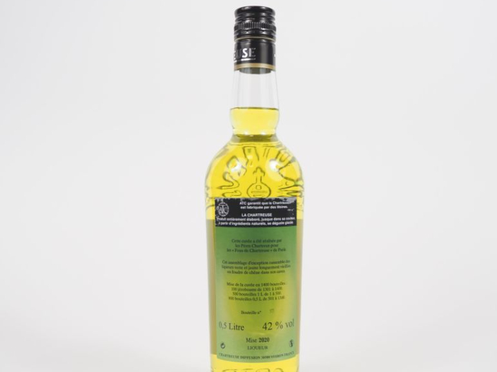 1 BOUTEILLE (50 CL) CHARTREUSE JAUNE EPISCOPALE "FOUS DE CHARTREUSE" -
