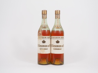 Vente aux enchères 2 VIEILLES BOUTEILLES COGNAC CUSENIER DOMAINE DE LA COURONNE - NIVEAU 