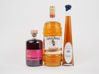 Vente aux enchères 3 BOUTEILLES : 1 RHUM CAPTAIN MORGAN SPICED GOLD/1 RHUM LA FABRIQUE DE