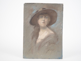 Vente aux enchères Ecole française vers 1900. "Elégante au chapeau" Pastel  Dim. 36 x 26 