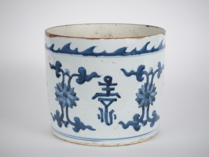 Chine, XIXe siècle,  Cache pot en porcelaine blanche, à décor en bleu 