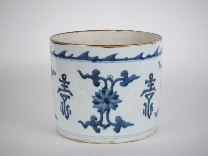 Chine, XIXe siècle,  Cache pot en porcelaine blanche, à décor en bleu 