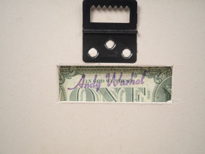 Andy WARHOL.  Billet de un dollar, tamponné au dos, signé sur la face