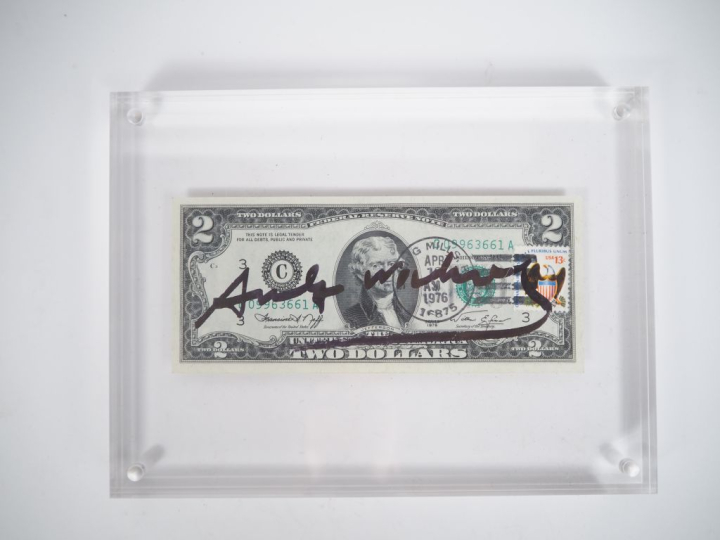 Andy WARHOL.  Billet de deux dollars, tamponné au dos, signé sur une f