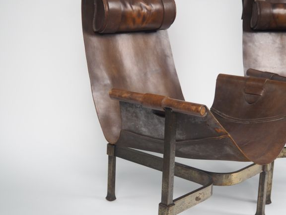 JP RYCKAERT.  Paire de grands fauteuils tripodes en fer forgé et marte