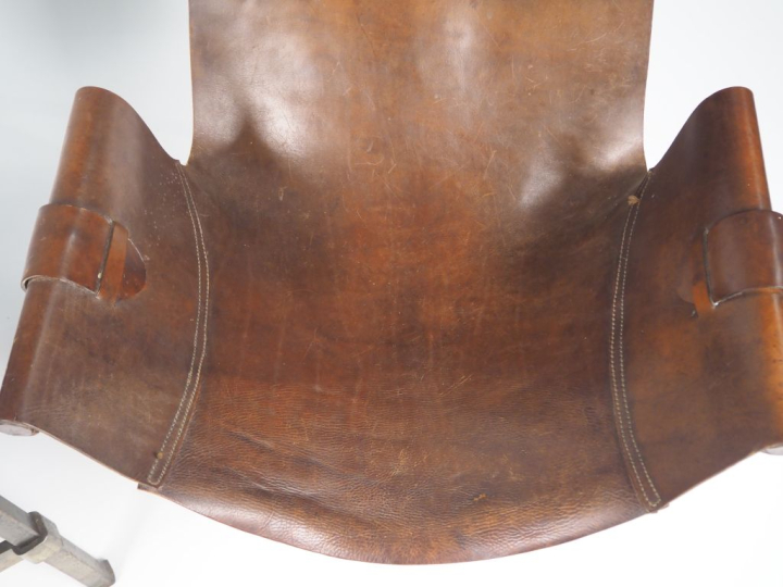 JP RYCKAERT.  Paire de grands fauteuils tripodes en fer forgé et marte