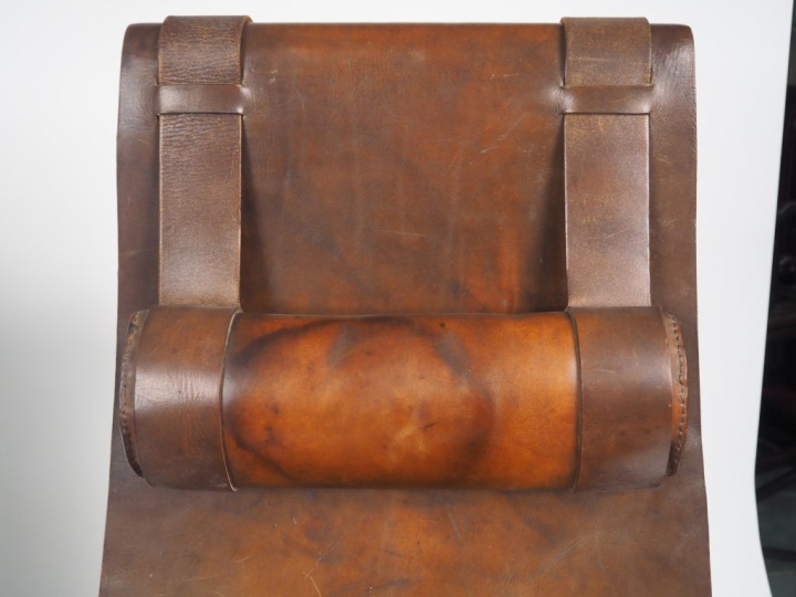 JP RYCKAERT.  Paire de grands fauteuils tripodes en fer forgé et marte