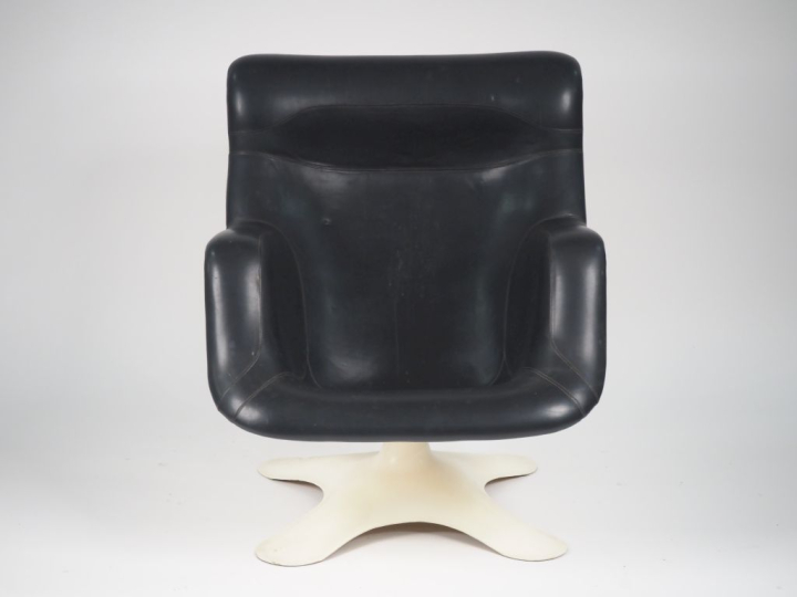 YRJO KUKKAPURO.  Fauteuil Karuselli. Coque en fibre de verre, piétemen
