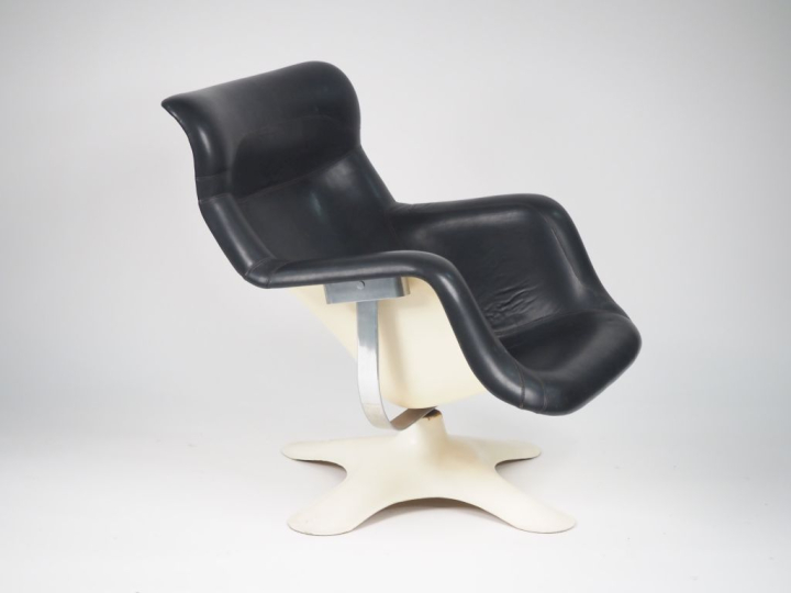 YRJO KUKKAPURO.  Fauteuil Karuselli. Coque en fibre de verre, piétemen