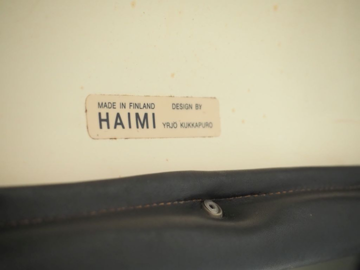 YRJO KUKKAPURO.  Fauteuil Karuselli. Coque en fibre de verre, piétemen