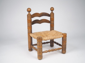 Vente aux enchères Charles DUDOUYT.  Chauffeuse paillée.  Dim. 71 x 47 x 42 cm