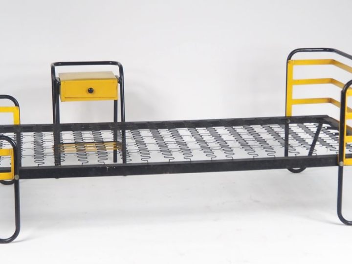 Mobilier de chambre à coucher 1950 en métal laqué jaune et noir compre