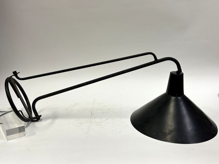 Lampe murale en métal laqué noir, bras articulé.  Envergure : 86 cm